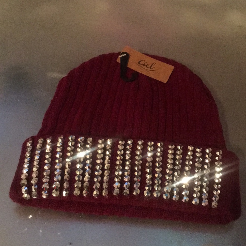 Stud plum hat